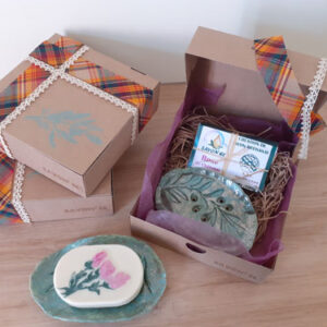 Coffret-Cadeau : Porte-savon céramique "Olive" et savon "Rose de Châtenay"